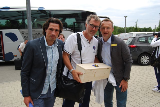 Projektkoordinatoren Toni Pfeffer und Michael Hatz begrüßen Star-Trainer Laurent Blanc.