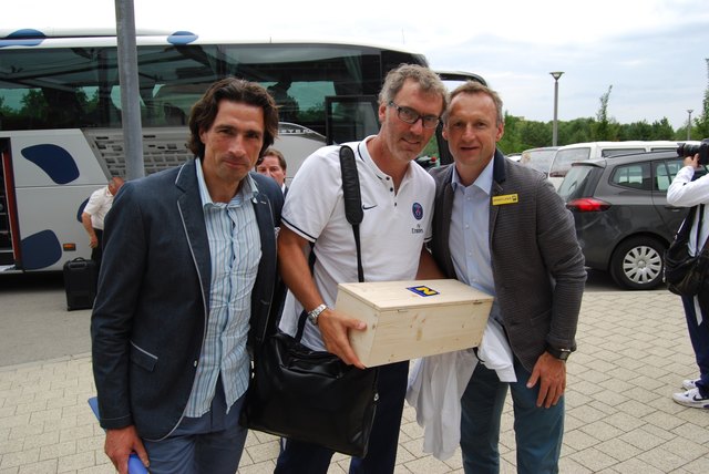 Projektkoordinatoren Toni Pfeffer und Michael Hatz begrüßen Star-Trainer Laurent Blanc. | Foto: Sport.Land.Niederösterreich