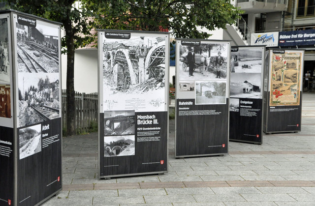 Ausstellung mit 15 Pylonen am Dorfplatz. | Foto: HV Pillersee