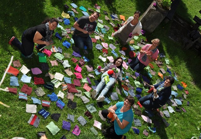 Strickaktion der Josee-Studiernden