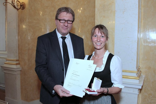 Sektionschef Kurt Nekula überreichte Ulrike Wachter, Obfrau des Museumsvereins Fiss, das Bundes-Ehrenzeichen.