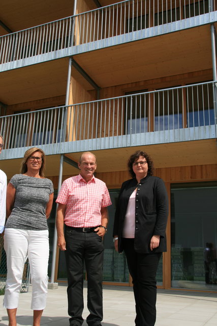 Pflegedienstleiterin Renate Kokseder, Bgm. Arno Guggenbichler, Hannelore Röck (Humana Care) vor dem neuen Tageszentrum.