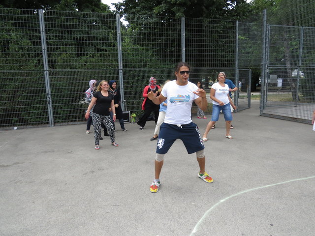 Trainer Joel Nino aus Venezuela bringt mit Zumba Fitness Spaß und Bewegung für alle Altersgruppen. Platz ist im Allerheiligenpark genug für alle Sportarten.