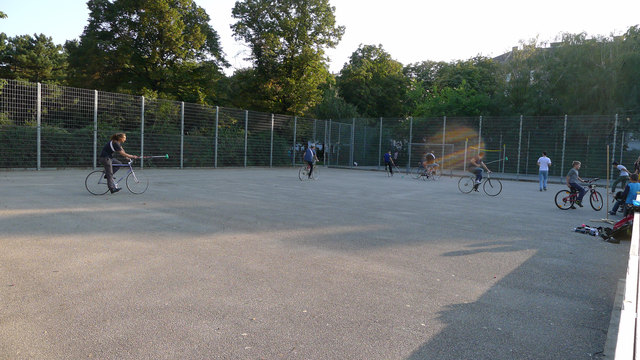 Bike Polo erfreut sich seit einem Jahr im Allerheiligenpark großer Beliebtheit. | Foto: Stefan Breitwieser