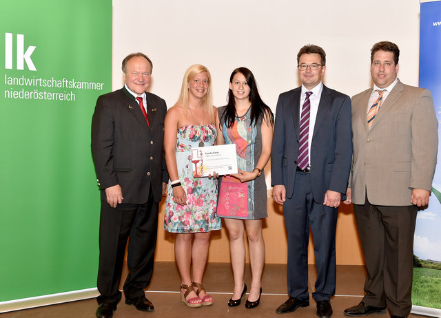Simone und Christina Kainz absolvierten den Zusatzlehrgang Edelbrandsommeliere (MItte), Präsident Hermann Schultes, Johann Schlögelhofer, Andreas Ehrenbrandtner.