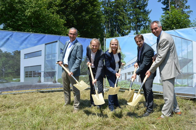 Bürgermeister Gerhard Anzengruber, Inhaber Thomas Steiner, Immobilienverwalterin Maria Thurner, Standortleiter Mario Peternell und Christian Halwa von der Sparkasse Hallein.