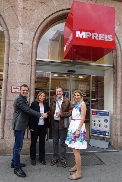Michael Suitner (GF, Blue Code), Angelika Fröhlich (Marketing, Hypo Tirol Bank), Walter Lenhart (Gewinner iPhone 6) und Ingrid Heinz (Unternehmenssprecherin MPreis).