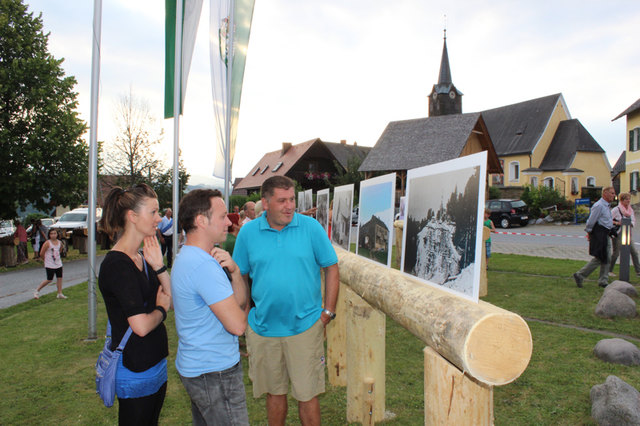 Am Dorfplatz ist eine Fotoausstellung zu sehen, beim "Anno dazumal-Fest" kamen rund 350 Gäste.