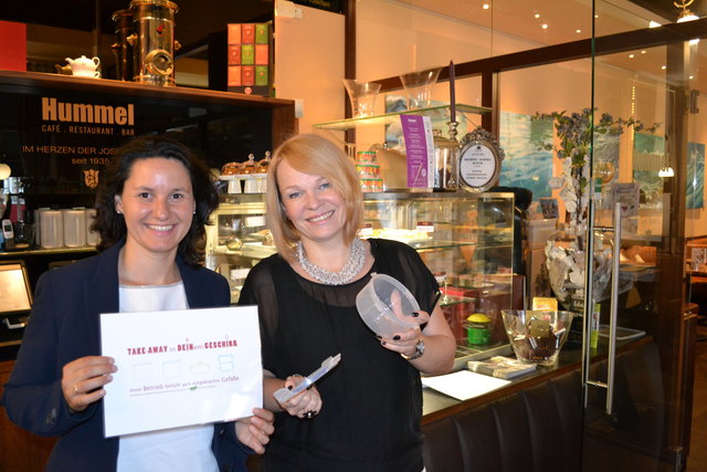 Bezirkschefin Mickel-Göttfert (l.) und Cafébesitzerin Christina Hummel rufen zur Essensabholung im eigenen Geschirr auf.
