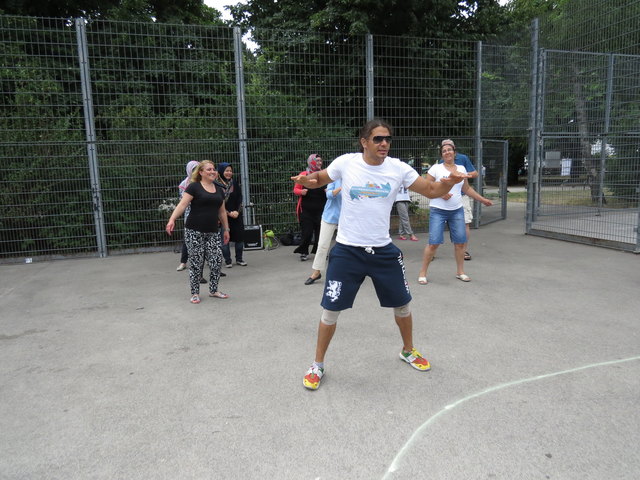 Trainer Joel Nino aus Venezuela bringt mit Zumba Fitness Spaß und Bewegung für alle Altersgruppen. Platz ist im Allerheiligenpark genug für alle Sportarten.