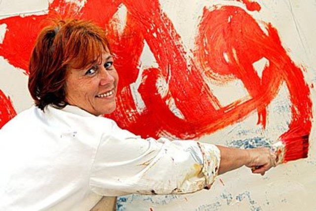 Helene Breuer vermittelt einfache Techniken des Malens.