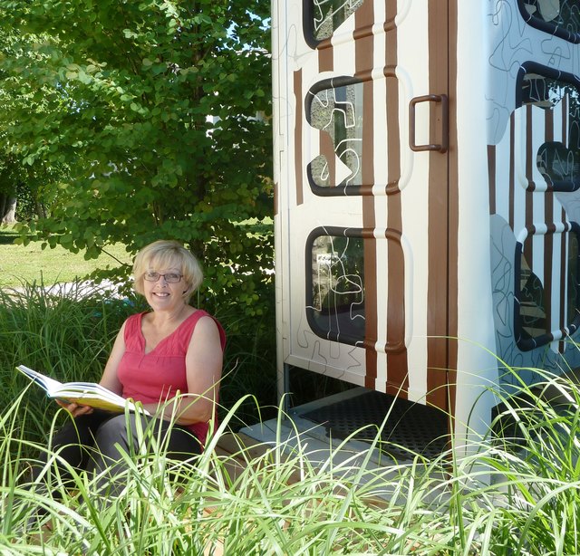 Leseoma Ida freut sich auf ihre bald eintreffenden jungen ZuhörerInnen