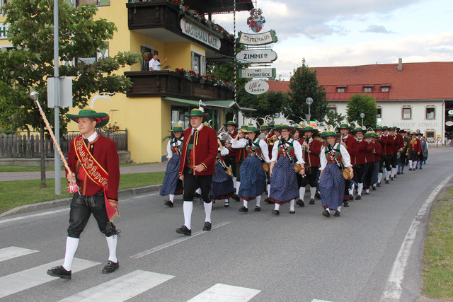 Einmarsch der MK Oberhofen unter Stabführer Hubert Flechl.