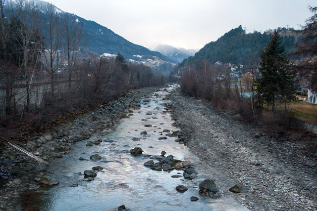 Fotomontage: Diese Situation in Landeck - Perjen konnte bisher nicht fotografiert werden, weil die Sanna immer noch ausreichend Wasser auch im Winter führt. Wenn Sanna- KW realisiert wird, kommen nur noch 3,5 m³/s hier an, plus 5 m³/s vom Inn, ergibt 8,5 m³/s Gesamtabfluss an dieser Stelle! © Ing. Günter Kramarcsik