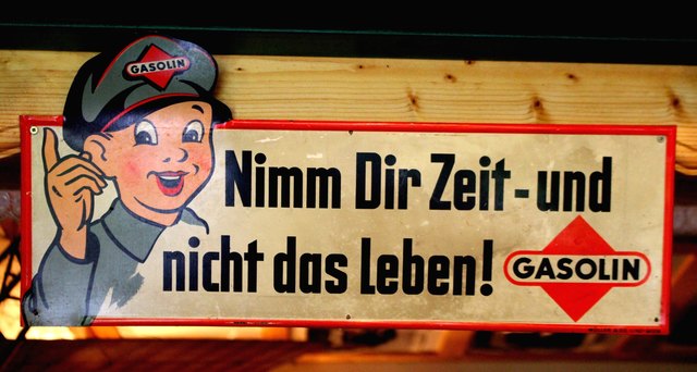 Gefunden im Stübchen eines Sammlers. Das Schild ist aus den Fifties und aktuell wie eh und je.