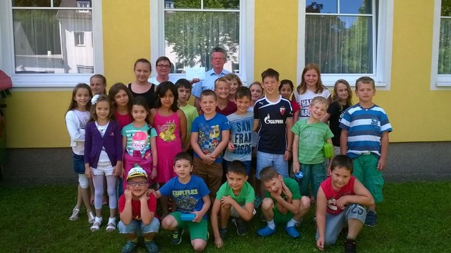Die Lehrer und Schüler der Volksschule Steyrermühl.