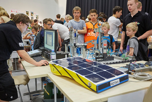 Reges Interesse zeigten die Kinder und Jugendlichen bei den Experimenten bei der dritten Auflage des RIC TEC2move.