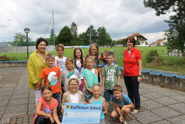 Der Spendenbetrag wurde von Direktorin Elisabeth Harin (li.) und den Schülern an JRK-Referntin Tina Ott (re.) übergeben.