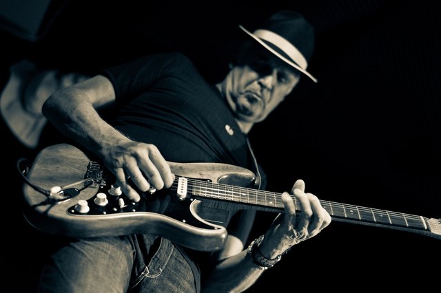 Gitarrist und Sänger Ron Evans sorgt mit seiner Band für ein Blues und Rock Feuerwerk bei der Live-Nacht am 17. Juli in Ried.