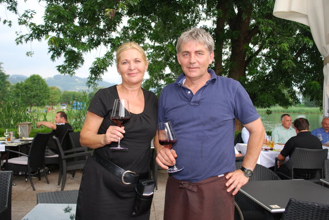 Tischen direkt am St. Andräer See auf: Isolde Pichler und Küchenchef Berni Jandl