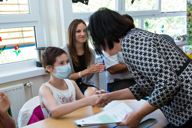 Stolz: Lisa Grieser mit Landesschulratspräsidentin Elisabeth Meixner bei der Verleihung der Auszeichnung zur Heldin der Schule.