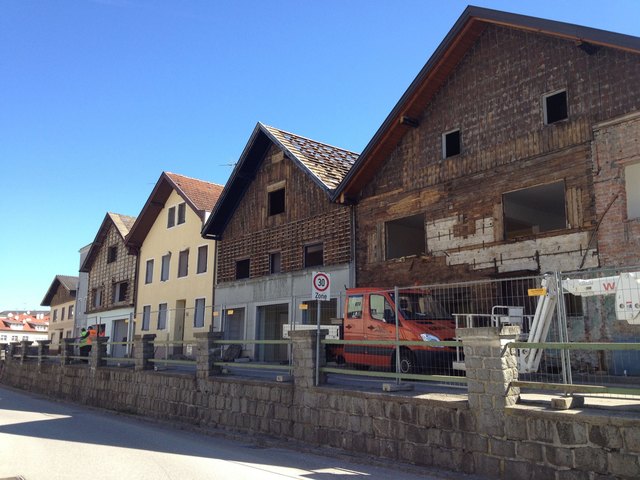 Die Häuserzeile in der ehemaligen Dr.-Franz-Berger-Straße, die der Weberzeile weichen musste. | Foto: BRS