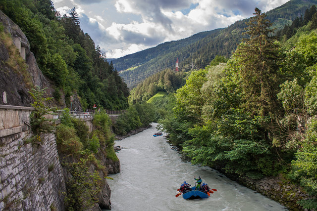 Auch diese Bilder einer Befahrung der sehr attraktiven Landecker Schlucht, werden der Vergangenheit angehören. Auch wenn diese Befahrung schon wegen des bestehenden Kraftwerks einen Seltenheitswert hat, aber in Summer ergab sich bisher ein Zeitraum von ca. 2,5 Monate im Durchschnitt, an welchen der Inn hier 80 m³/s oder mehr Wasser führte und damit befahren werden konnte! © Ing. Günter Kramarcsik