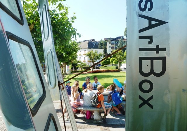Leseoma Annemarie mit ihrem Publikum vor der LesArtBox von Gerhard Fresacher