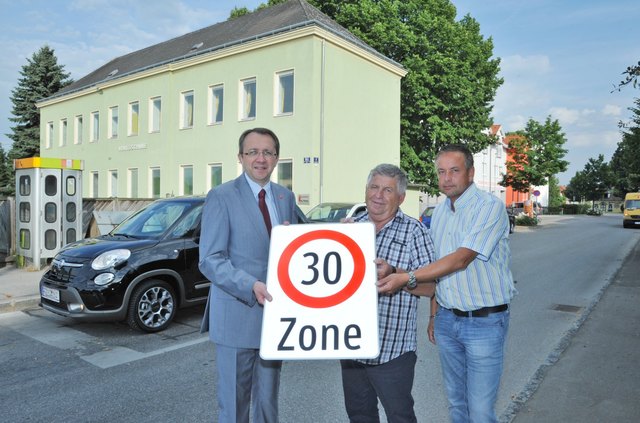 Bürgermeister Mag. Matthias Stadler, Heinz Dallinger und Ing. Erwin Sulzer in der erweiterten 30er-Zone im Stadtteil Ratzersdorf.