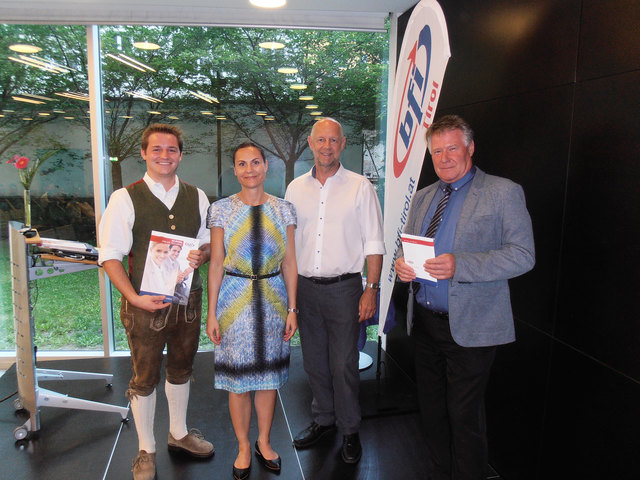(v. l.): Der frischgebackene Werkmeister Florian Kober aus Hopfgarten mit Simone Riedl, GF BFI Tirol, Siegfried Dellemann, Vorstandsvorsitzender BFI Tirol und dem Leiter der Werkmeisterschule Hannes Seifert