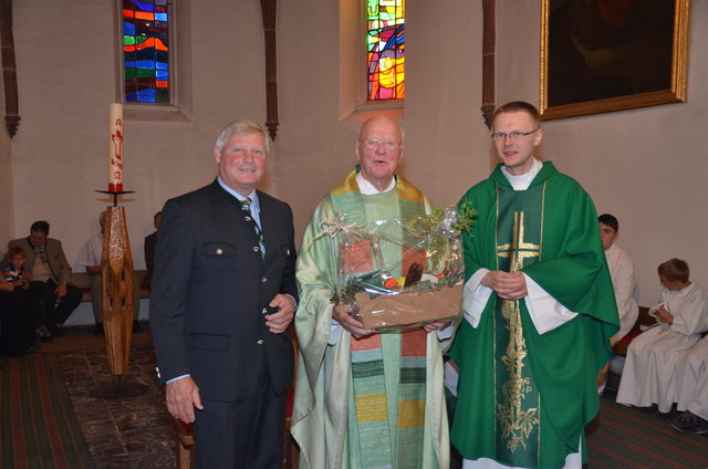 Pfarrer Adrian Czobot und PGR-Vorsitzender Andreas Koch gratulierten Alois Tieber.