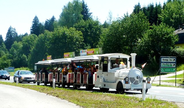 Der Lindner Schulschlusszug kommt bald im Hof der Volksschule Lind ob Velden an