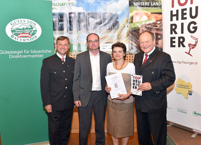 Obmann des Landesverbandes für bäuerliche Direktvermarktung Johann Höfinger, Harald und Klaudia Zierer, LK NÖ Präsident Hermann Schultes.