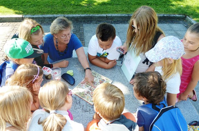 Leseoma Annemarie mit neugierigen ZuhörerInnen