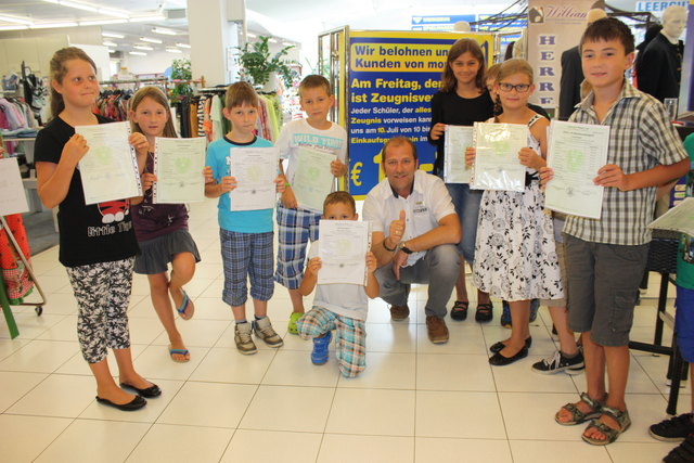 Center-Leiter Dietmar Schatz überreichte den stolzen "Alles Einser"-Schülern einen "Euco"-Gutschein | Foto: KK