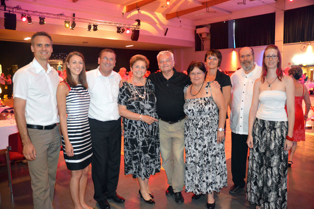 Überzeugten sich bei der Premiere von „Tanz in den Sommer“ von der Tanzbegeisterung der Senioren: Rene Voak, Nathalie Moser, Herbert Bauer, Trude Beyerl, Herbert und Monika Nowohradsky, Elisabeth Leitner, Walter Hansy und Stefanie Doppler (v.l.n.r.).