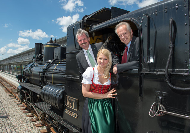 LR Karl Wilfing und NÖVOG Gf. Gerhard Stindl im Führerstand der Dampflokomotive Mh.1.