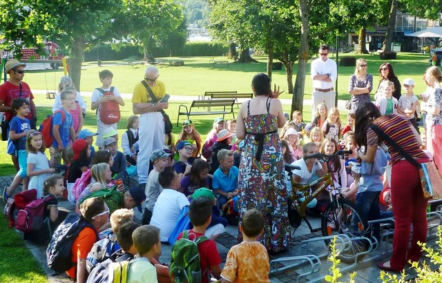 Lagebesprechung, dann geht es auf zu den LesArtBox- und Vorlesestationen