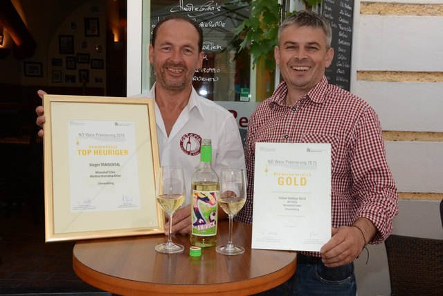 Erich Stierschneider, Inhaber der Osteria, führt so wie viele andere Gastronomiebetriebe in St. Pölten den mit einer Goldmedaille prämierten Hauptstadtwein „An-Kick“ des TOP-Heurigen Winzers Jochen Hromatka vom Winzerhof Erber in Oberwölbling. | Foto: Corina Muzatko