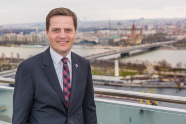 Remax-Geschäftsfüher Bernhard Reikersdorfer freut sich über die Auszeichnung. | Foto: Remax