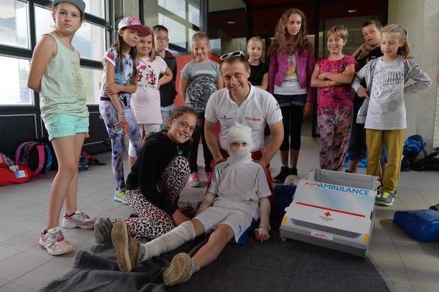 Selbst Hand anlegen war angesagt: Marco Rabensteiner zeigte den Kindern, wie man Verbände richtig anlegt.