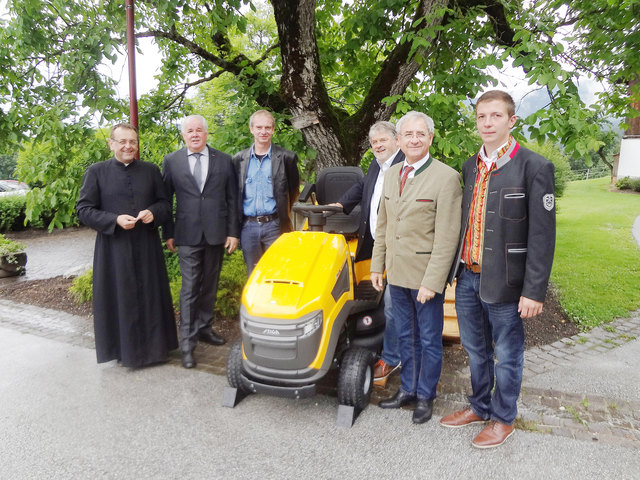 Übergabe des  Rasentraktors mit Andreas Stronski, Hubert Karrer, Gerhard Gandler, Wolfgang Büchner, Hans-Peter Schlagholz und Martin Kalcher (v. li.) | Foto: KK