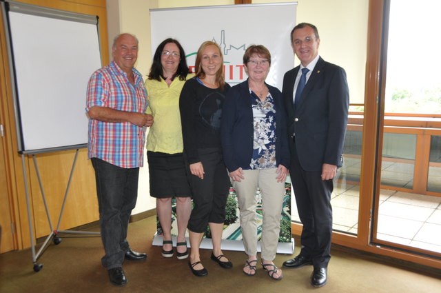 StR Franz Stix, Margit Gamper, Carina Hoberg, Maria Lechner und Bürgermeister Rupert Dworak (v.l.).