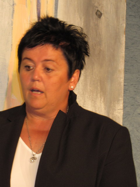 Karin (Gabi Jammer) muss einen Job annehmen.