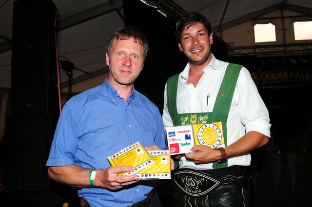 Bez.-Obmann Franz Niederkofler (re.) und Bez.-Kpm. Roland Krieglsteiner präsentierten die Jubiläums-CD!