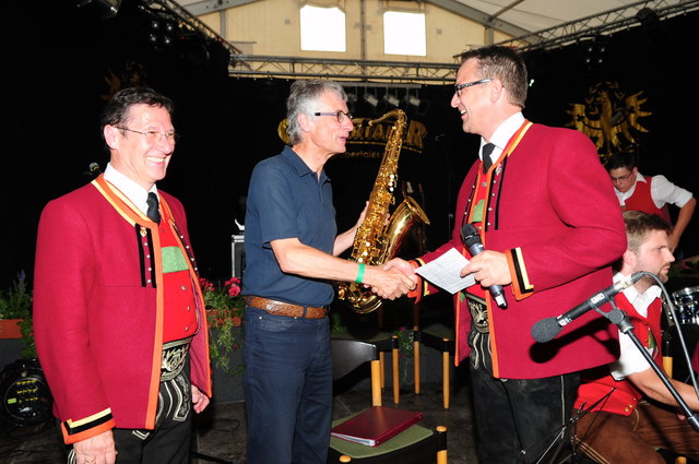 Freude bei MK-Kematen-Obm. Klaus Klinar (re,) und Kpm. Herbert Lackner: Dipl.Ing. Thomas Huter überreichte ein Saxophon!