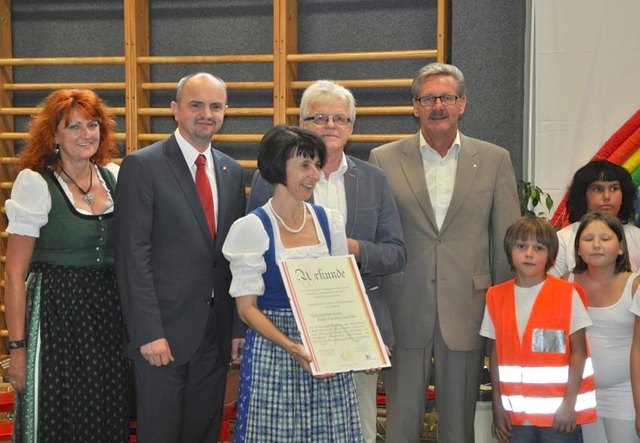 Direktorin Rosemarie Lafer (3.v.l.) nahm die Urkunde namens der Volksschule Neuhaus am Klausenbach entgegen. Gerlinde Potetz, Heinz Zitz, Paul Meyerhofer und Helmut Sampt (von links) freuten sich mit. | Foto: VS Neuhaus am Klausenbach