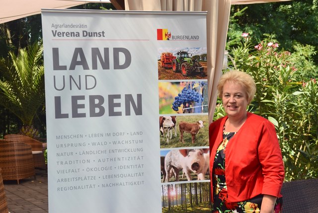 Verena Dunst (SPÖ) hat von Andreas Liegenfeld (ÖVP) das Agrarressort in der Landesregierung übernommen.