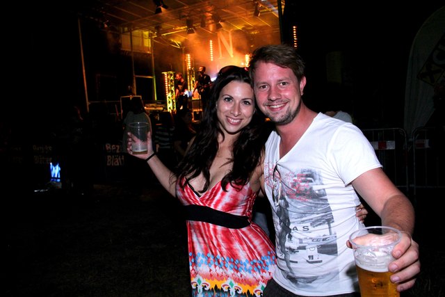 Bettina Zehethofer und Markus Wimhofer lauschen dem Old-School-Rock der "Teddy Boys".