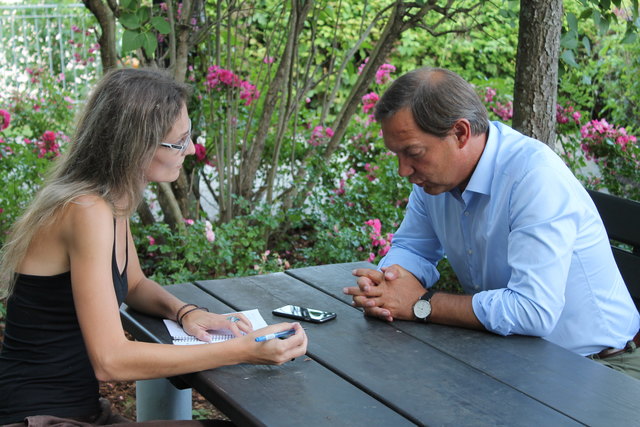 Im Patientengarten: Michael Steiner im Gespräch mit WOCHE-Redakteurin Bettina Knafl